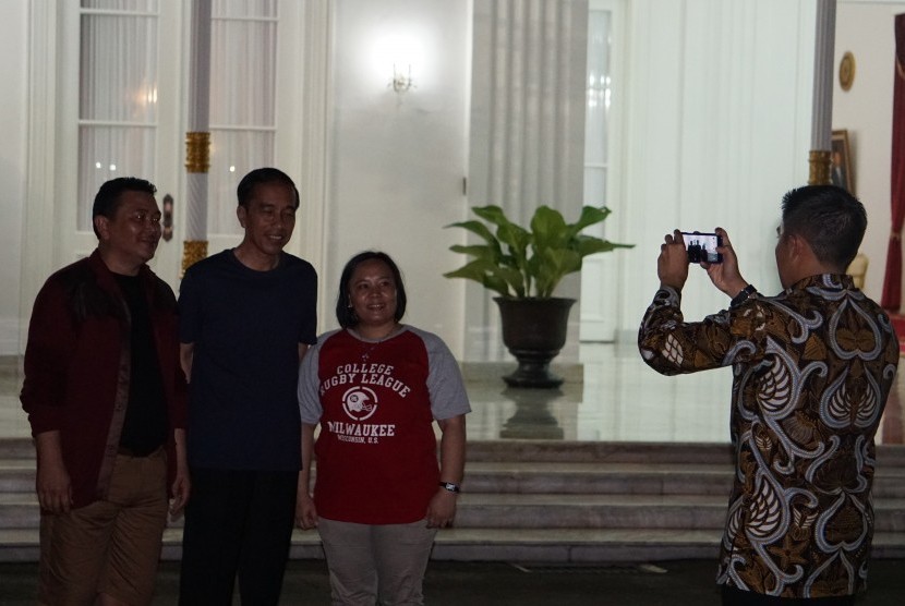 Presiden Joko Widodo mengundang masuk sejumlah warga dan wisatawan ke dalam Istana Kepresidenan Yogyakarta atau Gedung Agung pada Minggu malam (31/12). Presiden menunggu momen pergantian tahun dengan mengajak warga masuk ke istana dan menikmati kuliner tradisional.