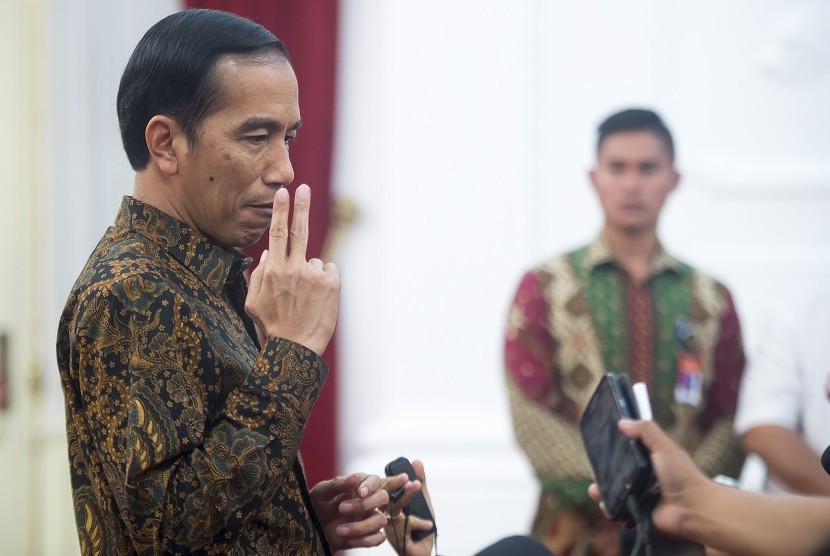 Presiden Joko Widodo mengungkapkan kemarahan ketika ditanya sejumlah wartawan terkait kasus dugaan pencatutan namanya dan Wakil Presiden Jusuf Kalla dalam permintaan saham Freeport, di Istana Merdeka, Jakarta, Senin (7/12). 