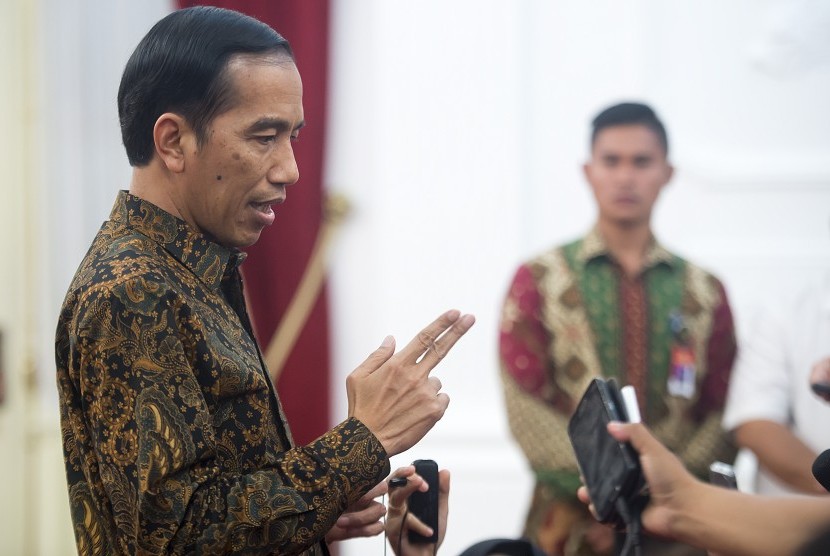 Presiden Joko Widodo mengungkapkan kemarahan ketika ditanya sejumlah wartawan terkait kasus dugaan pencatutan namanya dan Wakil Presiden Jusuf Kalla dalam permintaan saham Freeport, di Istana Merdeka, Jakarta, Senin (7/12).