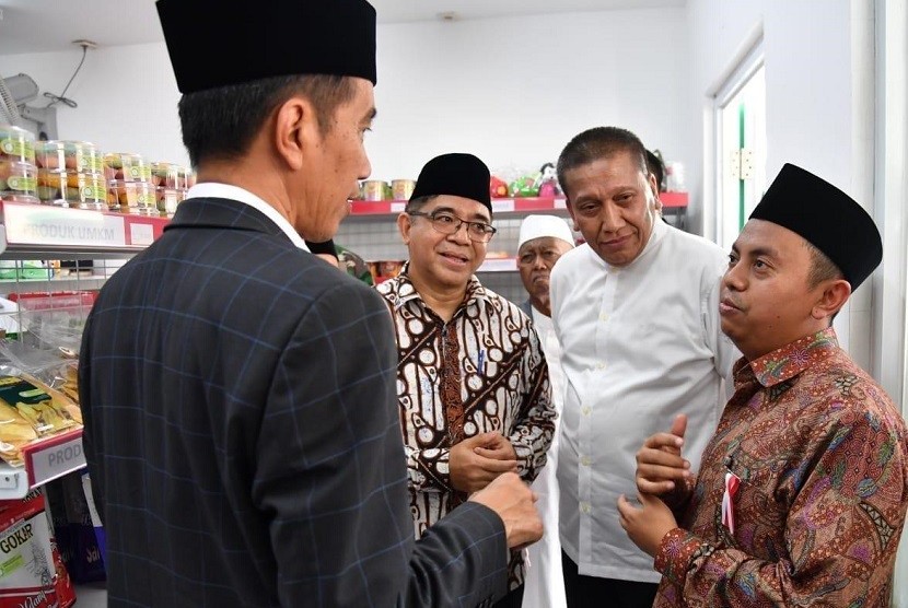 Presiden Joko Widodo mengunjungi Kios Modern NU (KIMONU) di Pondok Pesantren Asshidiqiyah 3 Karawang, Jawa Barat.