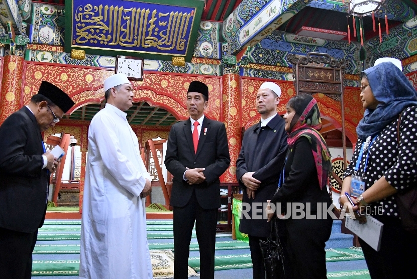 Presiden Joko Widodo mengunjungi Masjid Niujie di Beijing, China, Ahad (14/5).
