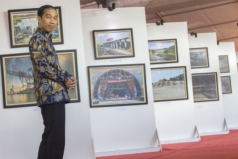 Presiden Joko Widodo mengunjungi pameran pemenang lomba foto pembangunan infrastruktur di Monumen Nasional, Jakarta, Minggu (27/8). 