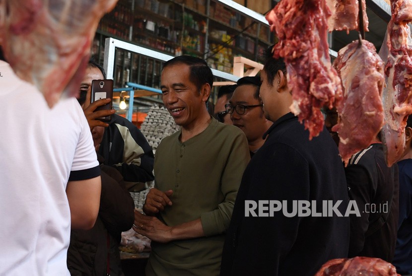 Presiden Joko Widodo mengunjungi Pasar Cihaurgeulis, Bandung, Jawa Barat, Ahad (11/11/2018). 