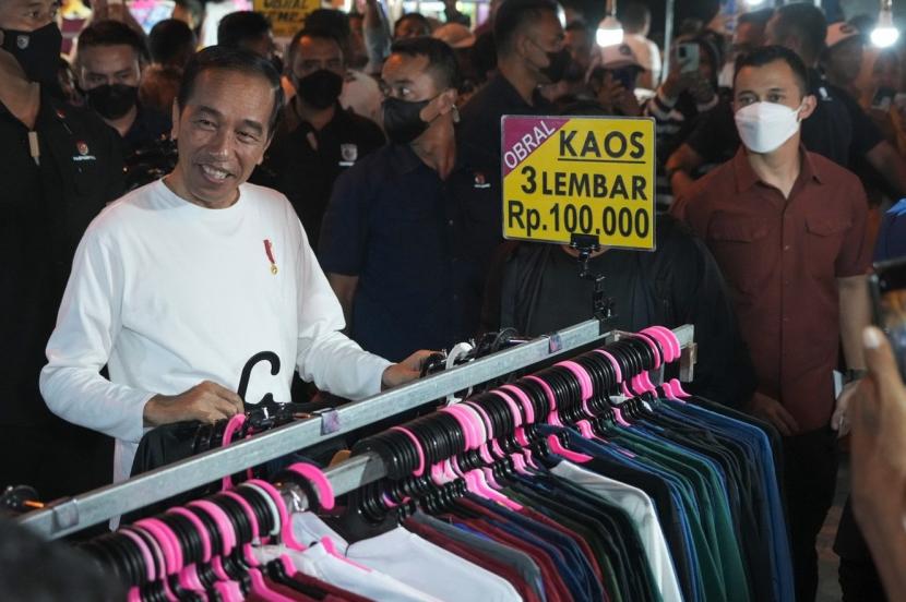 Presiden Joko Widodo (Jokowi) mengunjungi pasar malam di kawasan Pantai Kamali, Kota Baubau, Sulawesi Tenggara, Senin (26/9/2022). Presiden dalam kunjungannya di wilayah tersebut menyempatkan diri melihat aktivitas pedagang pasar malam dan pelaku UMKM kerajinan lokal