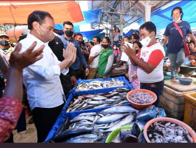 Presiden Joko Widodo mengunjungi Pasar Porsel di Kabupaten Toba, Rabu (2/2/2022).