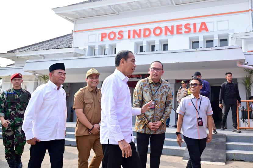 Presiden Joko Widodo mengunjungi PT Pos Indonesia