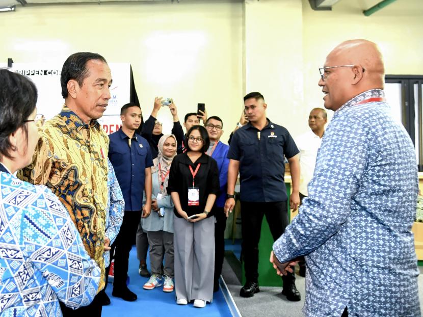 Presiden Joko Widodo mengunjungi stan Sampoerna Entrepreneurship Training Center (SETC), yaitu program pemberdayaan UMKM oleh PT HM Sampoerna Tbk. (Sampoerna) di bawah Payung Program Keberlanjutan “Sampoerna Untuk Indonesia”,  di Festival Apindo UMKM Merdeka di Grand Indonesia, Jakarta, Senin (31/7/2023). Presiden tampak berbincang-bincang dengan Kepala Urusan Eksternal Sampoerna, Ishak Danuningrat.  