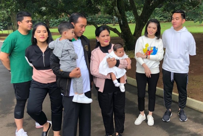 Presiden Joko Widodo menikmati kebersamaan keluarga dengan berjalan pagi di Istana Bogor, Jawa Barat, Sabtu (8/12).