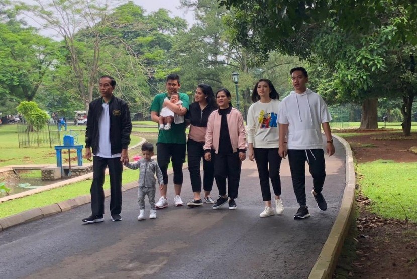 Presiden Joko Widodo menikmati kebersamaan keluarga dengan berjalan pagi di Istana Bogor, Jawa Barat, Sabtu (8/12).