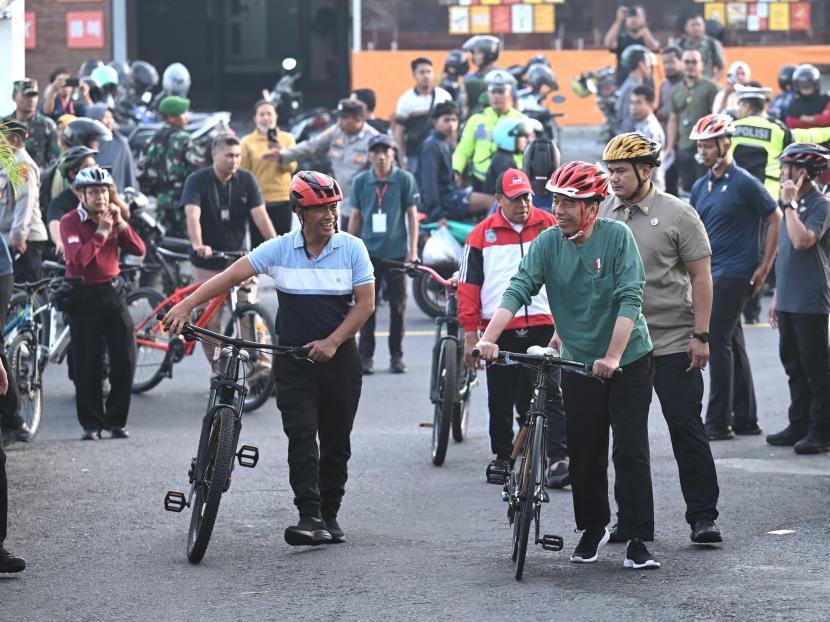 Presiden Joko Widodo menikmati Rabu pagi (1/5/2024) dengan bersepeda di Kota Mataram, Provinsi Nusa Tenggara Barat (NTB). 