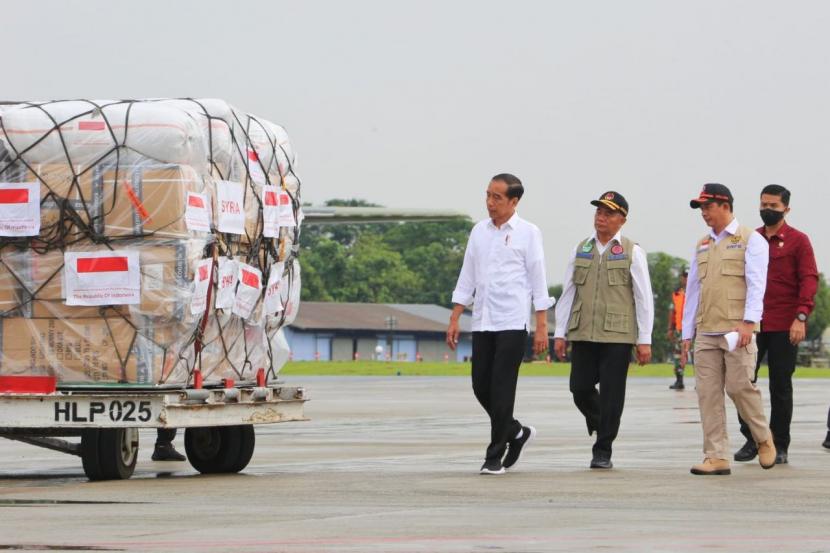 Presiden Joko Widodo meninjau dan melepas bantuan untuk korban gempa Turki dan Suriah