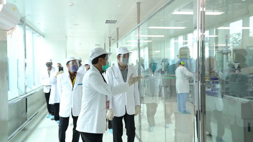 Presiden Joko Widodo meninjau gedung yang digunakan untuk memproduksi vaksin Covid-19.