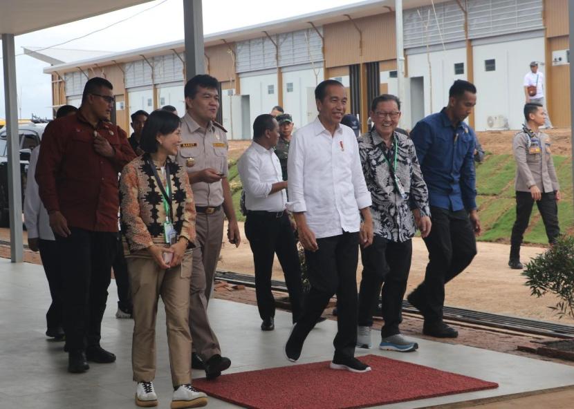 Presiden Joko Widodo meninjau instalasi karantina tumbuhan 1,9 juta bibit tebu dari Australia di Sermayam, Distrik Tanah Miring, Kabupaten Merauke, Provinsi Papua Selatan.