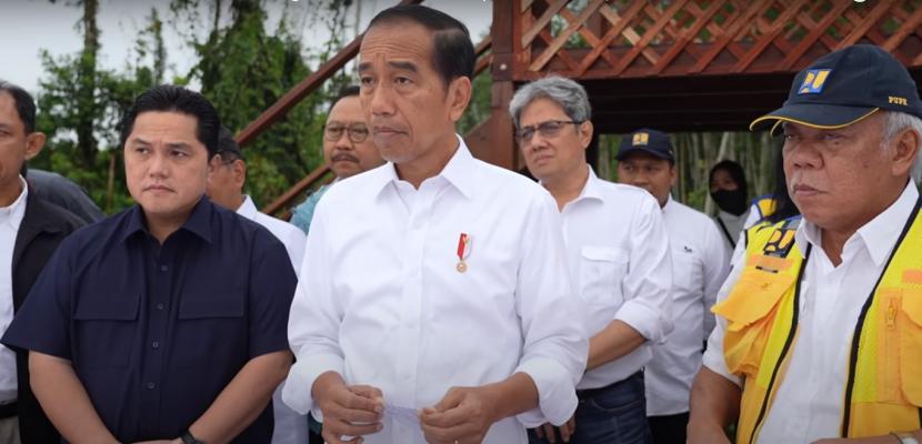 Presiden Joko Widodo meninjau Kawasan 1B, Ibu Kota Nusantara, Kabupaten Penajam Paser Utara, Kalimantan Timur, Jumat (24/2/2023).