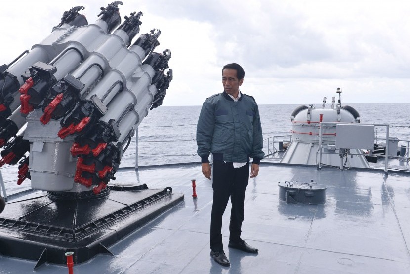 Presiden Joko Widodo meninjau KRI Imam Bonjol 383 usai memimpin rapat rapat terbatas tentang Natuna di atas kapal perang tersebut saat berlayar di perairan Natuna, Kepulauan Riau, Kamis (23/6).