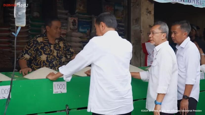 Presiden Joko Widodo meninjau langsung stok dan harga sejumlah bahan pangan di Pasar Baru, Karawang, Jawa Barat, Rabu (8/5/2024).