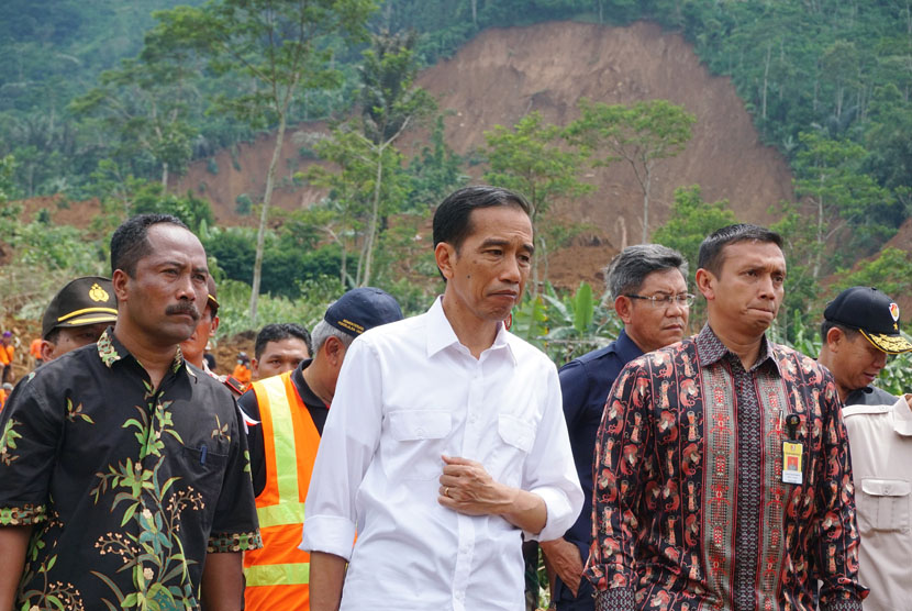 Presiden Joko Widodo meninjau lokasi bencana longsor di Dusun Jemblung, Desa Sampang, Kecamatan Karangkobar, Banjarnegara, Jawa Tengah, Ahad (14/12). (Antara/Idhad Zakaria)