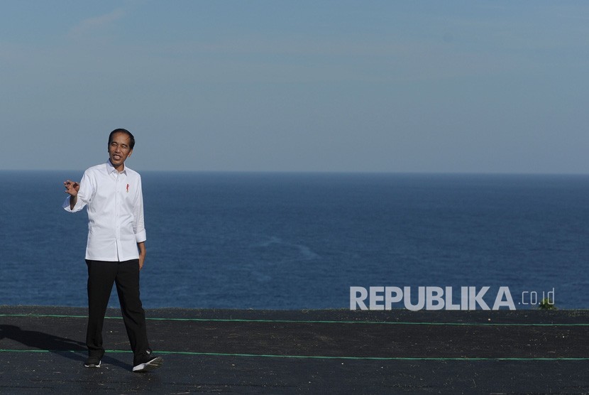 Presiden Joko Widodo meninjau lokasi latihan olahraga paralayang saat mengunjungi kawasan pariwisata berbasis olahraga atau sport tourism di Desa Kutuh, Badung, Bali, Jumat (17/5/2019).