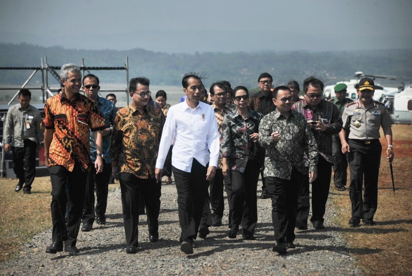 Presiden Joko Widodo meninjau lokasi peresmian proyek PLTU Batang di kawasan Desa Ujung Negoro, Kabupaten Batang, Jawa Tengah, Jumat (28/8). 