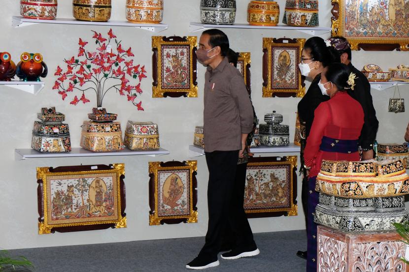 Presiden Joko Widodo meninjau pameran industri kecil menengah (IKM) Bali Bangkit di Taman Werdhi Budaya Art Centre, Denpasar, Bali, Senin (27/12/2021). Kunjungan Presiden tersebut untuk melihat kerajinan karya dari para pelaku IKM di Provinsi Bali yang akan ditunjukkan kepada dunia saat Konferensi Tingkat Tinggi (KTT) G20 pada tahun 2022.