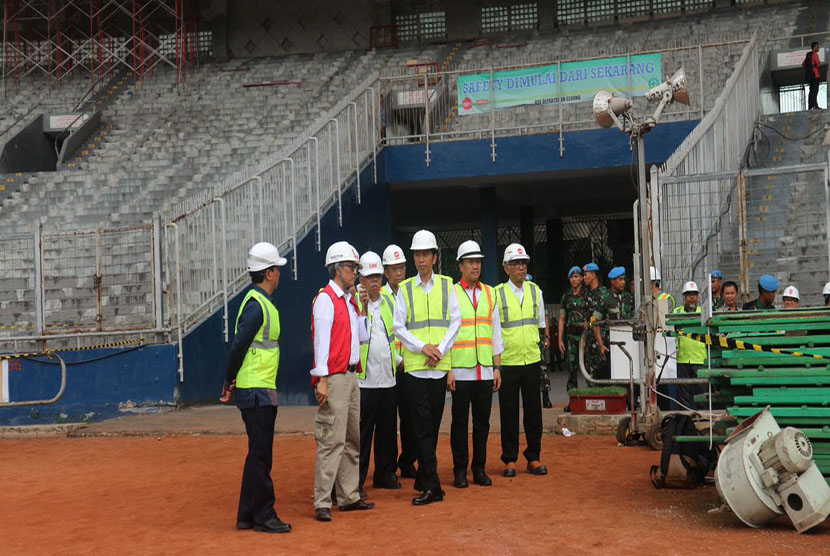 Presiden Joko Widodo meninjau pekerjaan renovasi Kompleks Gelora Bung Karno Senayan, Jumat (2/12).                  