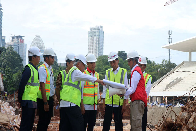 Presiden Joko Widodo meninjau pekerjaan renovasi Kompleks Gelora Bung Karno Senayan, Jumat (2/12).                  