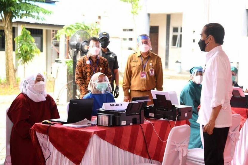Presiden Joko Widodo meninjau pelaksanaan vaksinasi Covid-19 bagi pelajar di SMP Negeri 22 Samarinda Provinsi Kalimantan Timur. 