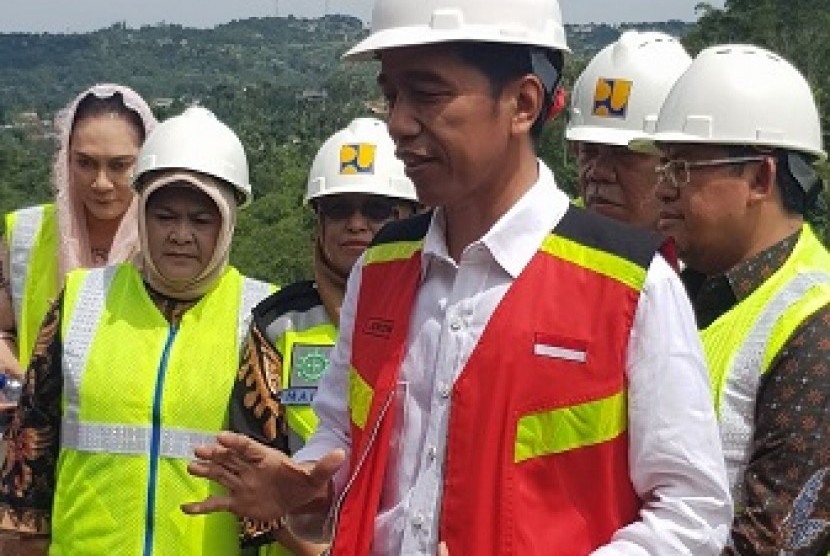 Presiden Joko Widodo meninjau pembangunan proyek waduk Ciawi, di Kabupaten Bogor, Jumat (15/12). 