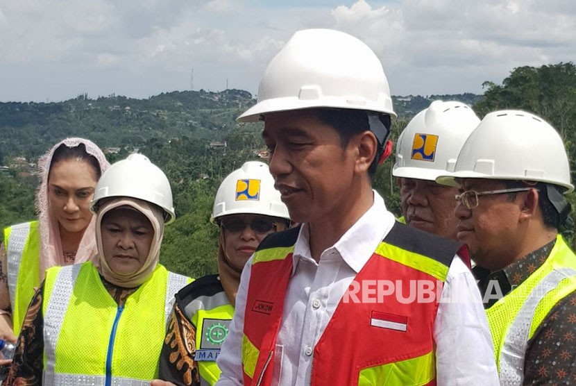 Presiden Joko Widodo meninjau pembangunan proyek waduk Ciawi, di Kabupaten Bogor, Jumat (15/12). Jokowi ditemani Menteri PUPR Basuki Hadimuldjono dan Gubernur Jawa Barat Ahmad Heryawan.