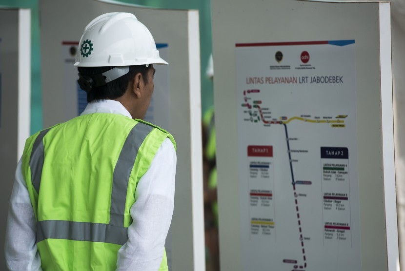 Presiden Joko Widodo meninjau perkembangan proyek pembangunan Kereta Api Ringan atau Light Rail Transit (LRT) Jakarta-Bogor-Depok-Bekasi (Jabodebek) di kawasan Cibubur, Jakarta, Jumat (30/9). 
