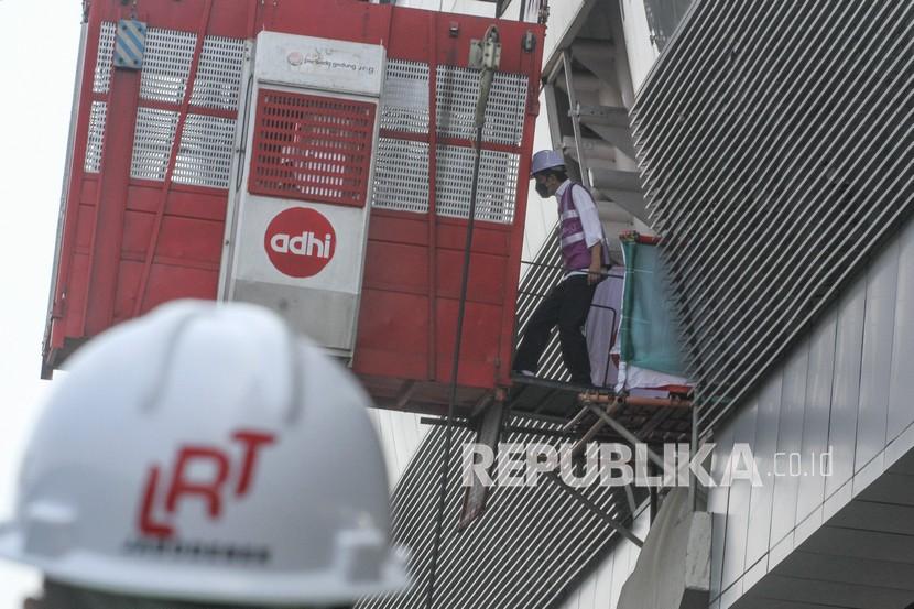 LRT Jakarta (ilustrasi). PT LRT Jakarta melakukan evakuasi terhadap seluruh karyawan maupun petugas yang bekerja di area Gedung MCC Depo LRT Jakarta, Kelapa Gading, Jakarta Utara setelah insiden kebakaran yang terjadi pada Selasa (3/8) pagi.