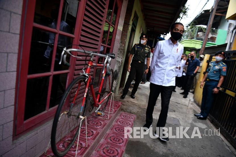 Presiden Joko Widodo meninjau proses distribusi sembako tahap ketiga bagi masyarakat kurang mampu dan terdampak COVID-19 di kawasan Johar Baru, Jakarta Pusat, Senin (18/5/2020). 