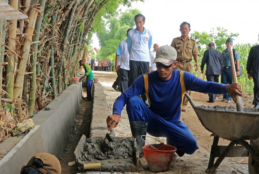 Presiden Joko Widodo meninjau proyek dana desa (DD) di Desa Sumurgeneng, Kecamatan Jenu, Kabupaten Tuban, Jawa Timur, Senin (28/11). 