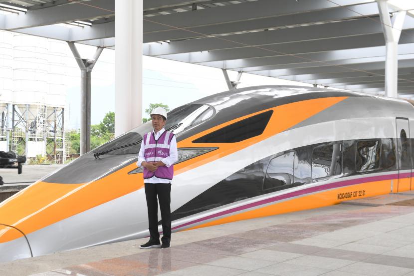 Presiden Joko Widodo meninjau proyek Kereta Cepat Jakarta Bandung di Stasiun Tegal Luar, Bandung, Jawa Barat, (13/10/2022). Progres pembangunan proyek Kereta Cepat Jakarta Bandung telah mencapai 88,8 persen dan direncanakan beroperasi pada Juli 2023. 