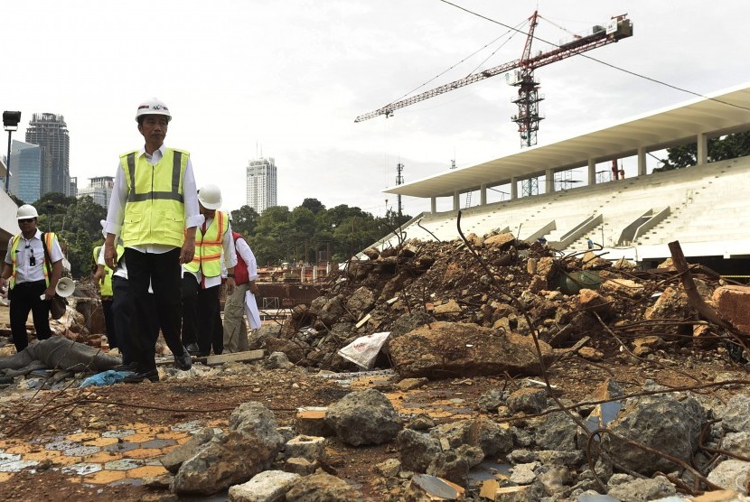 Presiden Joko Widodo meninjau renovasi venue akuatik di Kompleks Gelora Bung Karno, Jakarta, Jumat (2/12). 