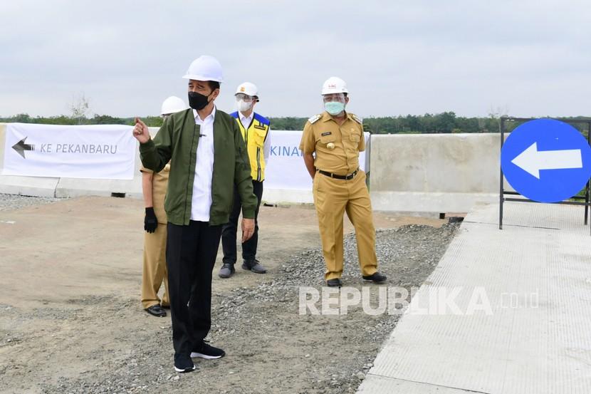 Presiden Joko Widodo meninjau ruas tol Pekanbaru-Padang Seksi Pekanbaru-Bangkinang di Kabupaten Kampar, Riau