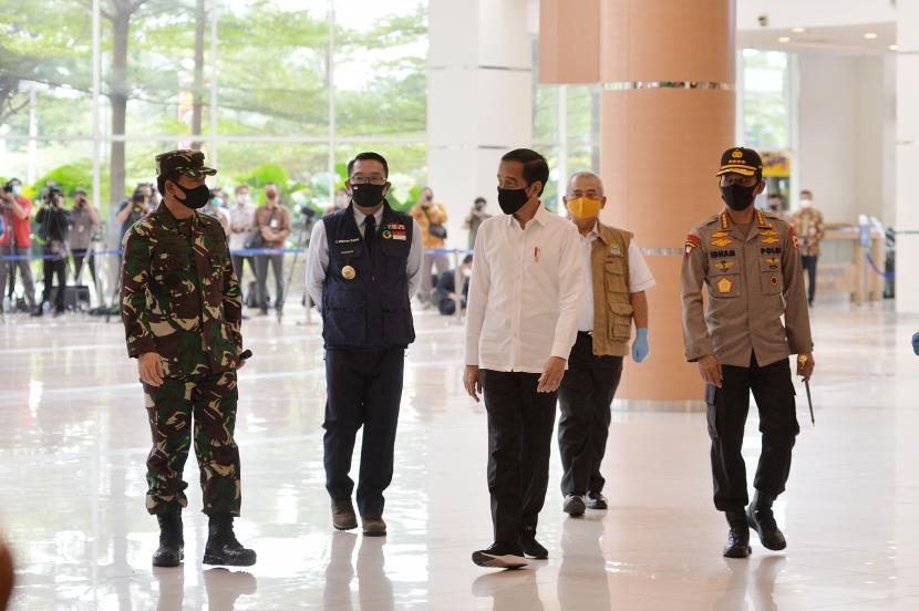 Presiden Joko Widodo meninjau salah satu pusat perbelanjaan, di Bekasi, Jawa Barat.