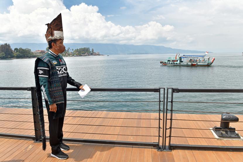 Presiden Joko Widodo meninjau sekaligus meresmikan penataan Kawasan Pantai Bebas Parapat di kawasan Danau Toba, Kabupaten Simalungun, Sumut. Sembilan BUMN akan mengembangkan  destinasi pariwisata super prioritas Danau Toba.