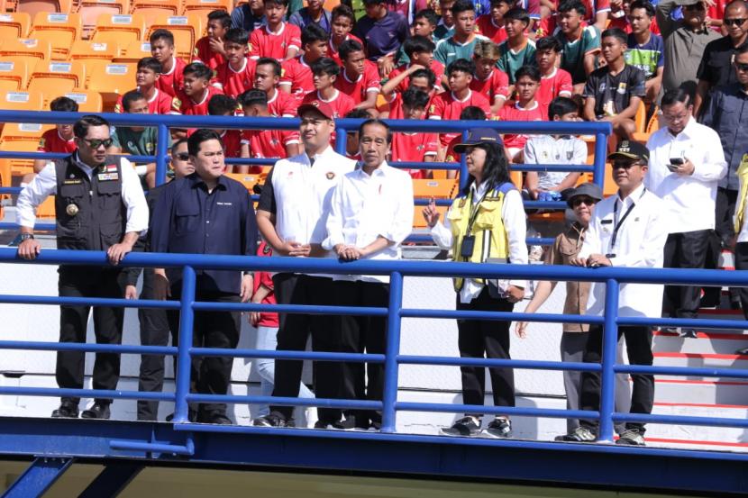 Presiden Joko Widodo meninjau Stadion Si Jalak Harupat, Rabu (12/7/2023).