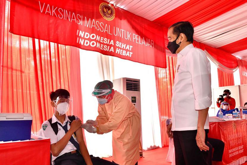 Presiden Joko Widodo meninjau vaksinasi massal untuk pelajar di SMPN 3 Mejayan, Kabupaten Madiun, Jawa Timur, Kamis (19/8) lalu.
