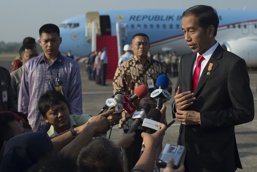 Presiden Joko Widodo menjawab pertanyaan wartawan sebelum naik ke pesawat kepresidenan di Bandara Internasional Halim Perdanakusuma, Jakarta Timur, Selasa (28/7). 