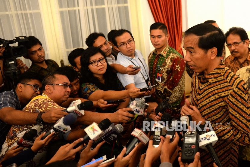 Presiden Joko Widodo menjawab pertanyaan wartawan terkait upaya pembebasan WNI yang disandera kelompok Abu Sayyaf Filipina di Istana Negara, Jakarta, Selasa (26/4). (Republika / Wihdan)