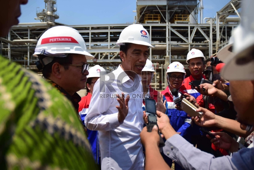 Presiden Joko Widodo menjawab pertanyaan wartawan usai meresmikan pengoperasian Suasana kilang minyak Trans Pacific Petrochemical Indotama (TPPI) di Tuban, Jawa Timur, Rabu (11/11).