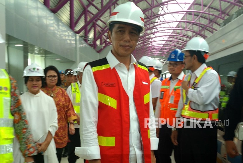 Presiden Joko Widodo menjelaskan harapannya terhadap  light rail transit (LRT) Palembang, Sumatra Selatan bisa menjadi transportasi massal dan favorit masyarakat Palembang usai meninjau langsung kesiapan rangkaian di Stasiun Bumi Sriwijaya (Palembang Icon) dan Stasiun Jakabaring, Jumat (13/7).