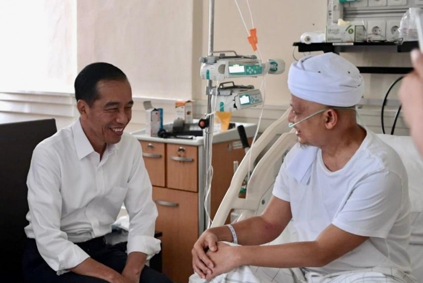 Presiden Joko Widodo menjenguh Ustaz Arifin Ilham di RSCM, Jakarta, Rabu (9/1)