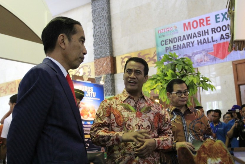 Presiden Joko Widodo, Menteri Pertanian Andi Amran Sulaiman, dan Sekretaris Kabinet Pramono Anung (dari kiri ke kanan) saat mengunjungi Indo Livestock 2018 Expo & Forum, di Jakarta Convention Centre, Jumat (6/7).