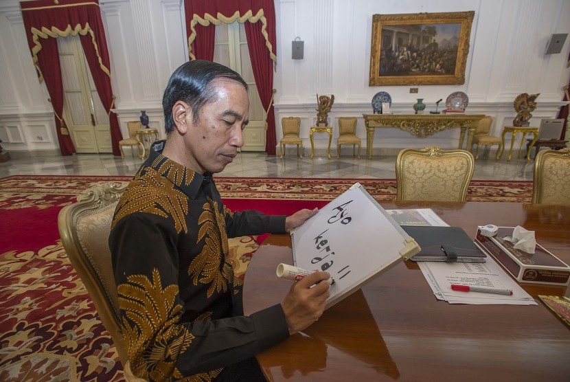 Presiden Joko Widodo menuliskan kalimat 