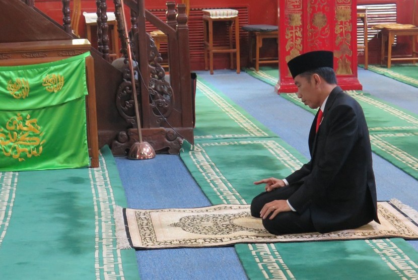 Presiden Joko Widodo menunaikan shalat sunnah tahiyatul masjid di Masjid Niujie, Beijing, Ahad (14/5).