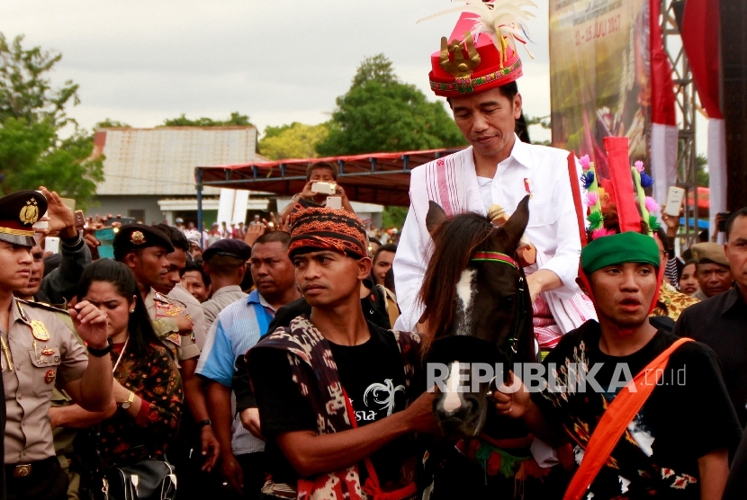 Presiden Joko Widodo menunggang kuda Sandelwood yang diberikan masyarakat Sumba Saat mengunjungi Pulau Sumba di Kota Waetabula, Kabupaten Sumba Barat Daya, NTT, Rabu (12/7). 