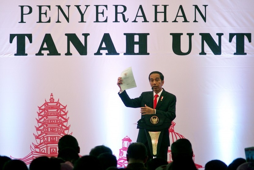 Presiden Joko Widodo menunjukkan dokumen sertifikat tanah (ilustrasi)